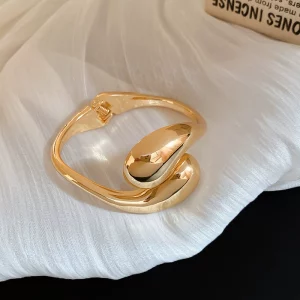 Creative waterdrop-shaped gold bracelet bangle.